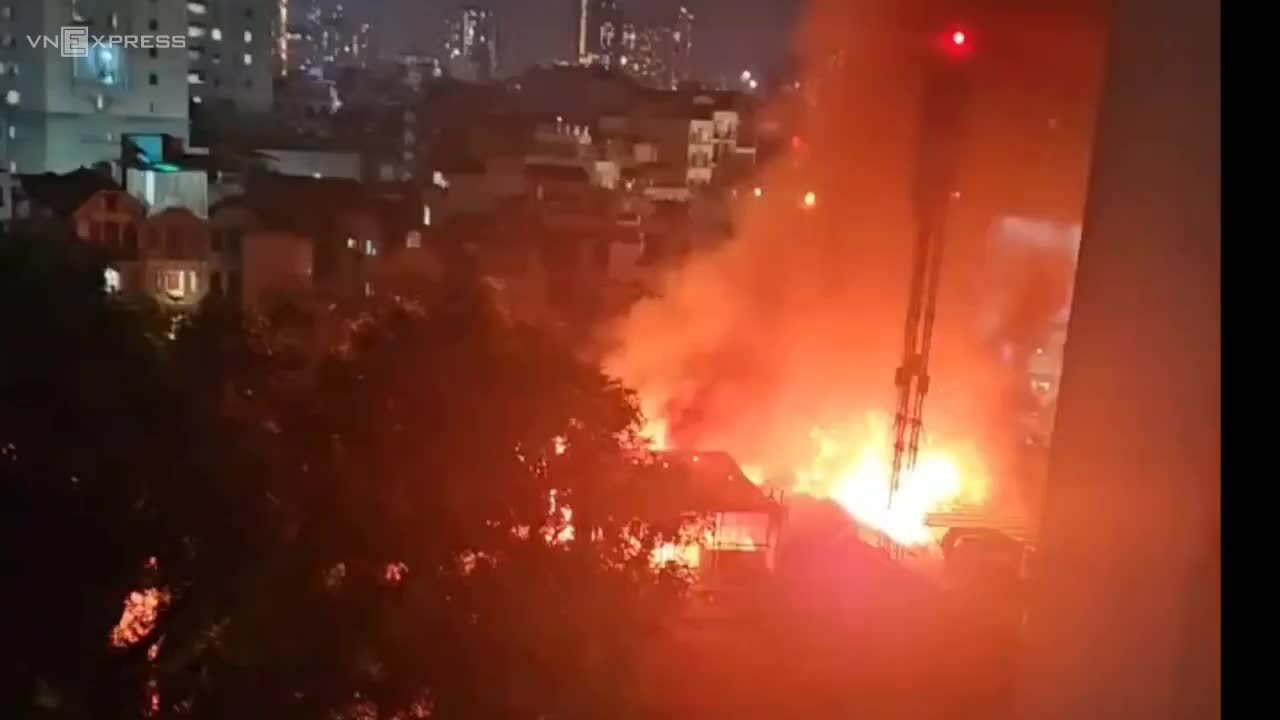 Chủ nhà hai lần đốt rác trên sân thượng gây cháy lan ở Hà Nội