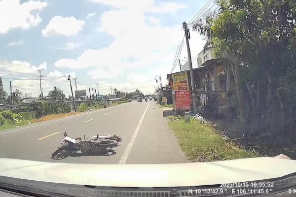 Xe máy đâm ôtô đỗ ven đường: Tai nạn bất ngờ