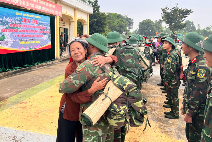 Người dân Phú Thọ bịn rịn chia tay bộ đội Công binh 249 trước giờ về đơn vị, sáng 24/10. Ảnh: Phi Hùng