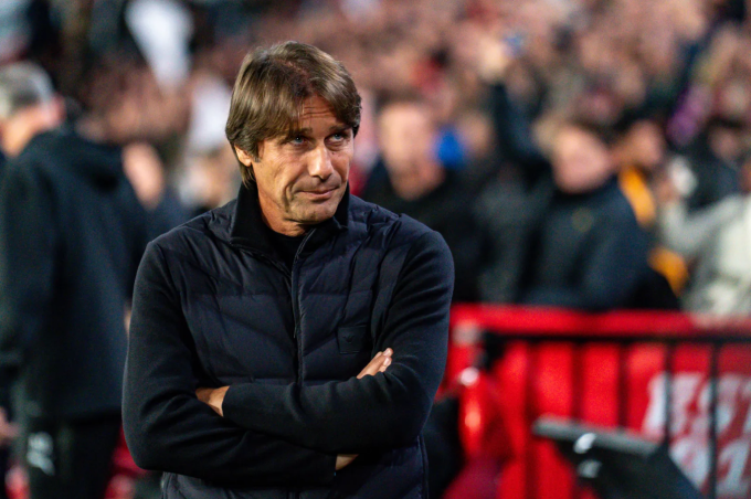 HLV Antonio Conte thất vọng trong trận. Ảnh: Imago