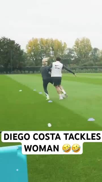 Costa xô ngã sao nữ khi chuẩn bị cho trận đấu từ thiện