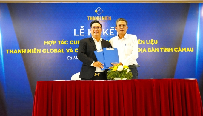 Ông Nguyễn Văn Phú và ông Nguyễn Hoàng Ân, Chủ tịch HĐQT Hợp tác xã Cái Bát ký kết hợp tác thu mua cua Cà Mau. Ảnh: Chúc Ly