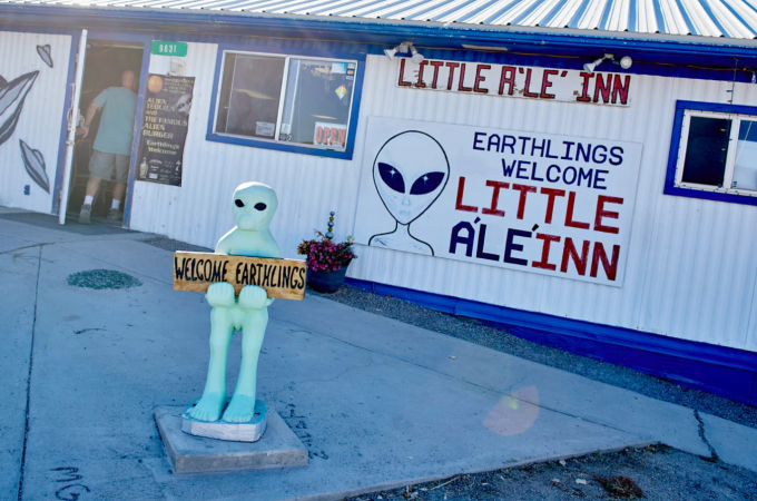 Bên ngoài nhà nghỉ Little ALeInn được trang trí với nhiều hình ảnh về người ngoài hành tinh. Ảnh: AFP