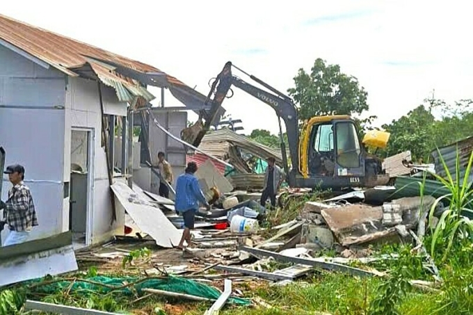 Công trình xây trên đất lấn chiếm bị phá dỡ, sáng nay. Ảnh: Việt Quốc