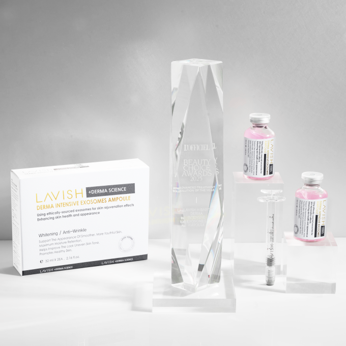 Bộ tinh chất dưỡng da Lavish Derma Intensive Exosomes Ampoule bên chiếc cúp của giải thưởng L’Officiel Beauty Choice Awards 2025 . Ảnh: Lavish H Baby