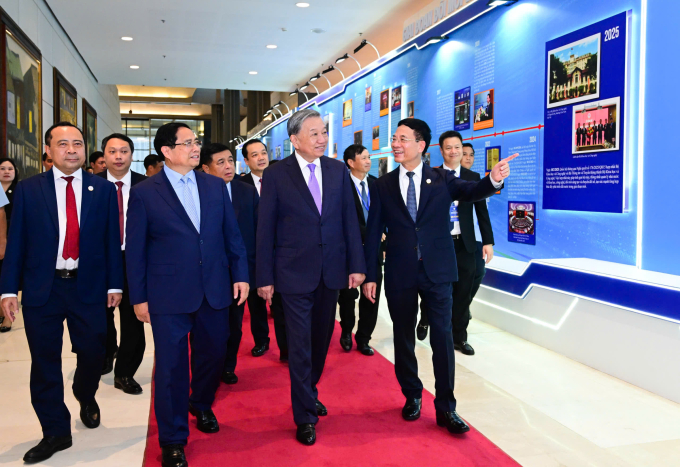Bộ trưởng Khoa học và Công nghệ Nguyễn Mạnh Hùng đón Tổng Bí thư Tô Lâm và Thủ tướng Phạm Minh Chính tại sự kiện. Ảnh: Giang Huy