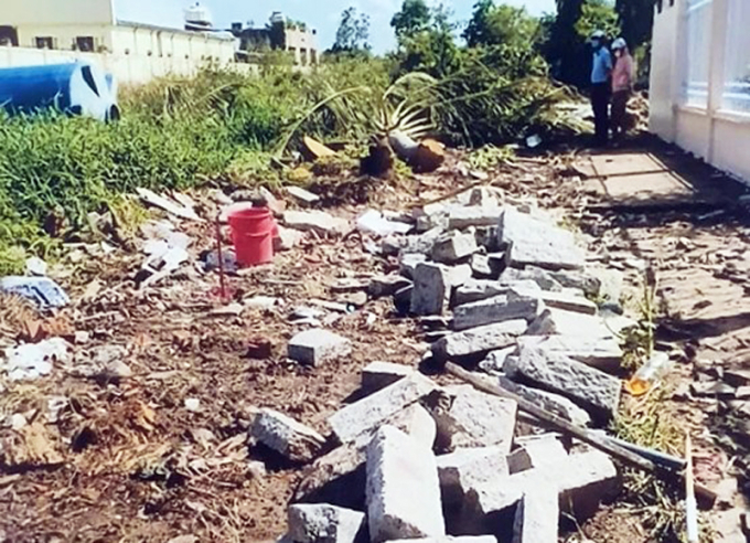 Phần đá tảng bị cạy lên tại hiện trường vụ án. Ảnh:Nguyên Trần