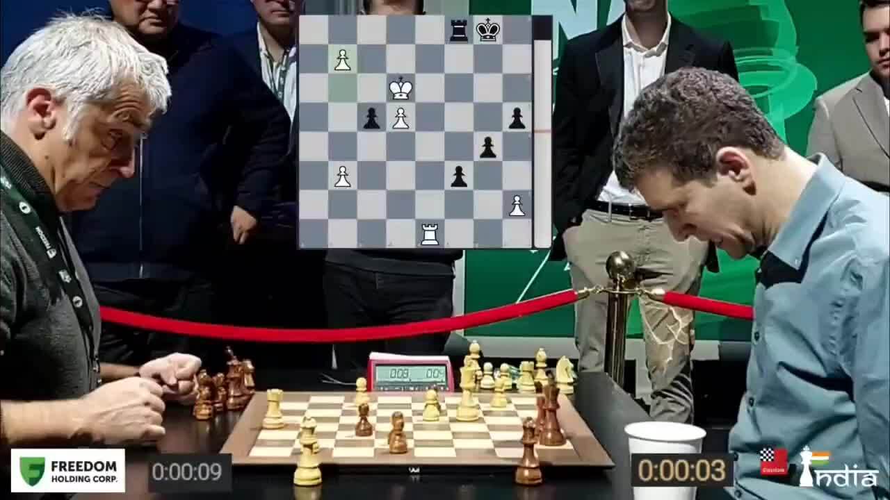Đại kiện tướng Daniel Naroditsky cuối ván đấu với Vasyl Ivanchuk ở giải cờ chớp thế giới 2024