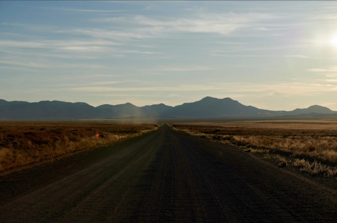 Một con đường đất dài, hoang vắng dẫn đến cổng của Khu vực thử nghiệm và huấn luyện Nevada, thường được gọi là Khu vực 51. Ảnh: AFP