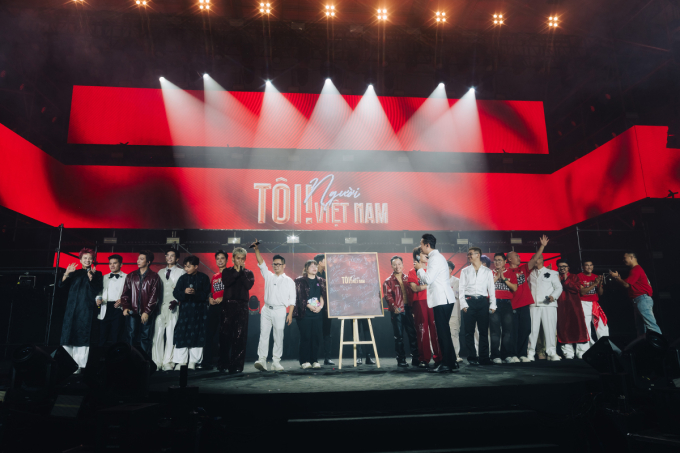 Êkíp chương trình đã đấu giá poster chương trình có chữ ký của các nghệ sĩ để gây quỹ vì dân cùng lũ. Ảnh: Ban tổ chức cung cấp