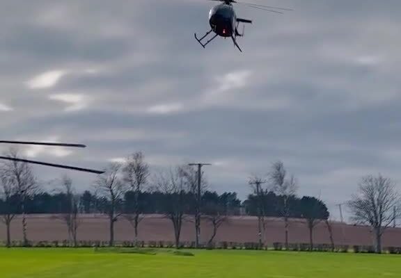 Sốc: Trực thăng đáp xuống làng quê chỉ để ăn sáng!