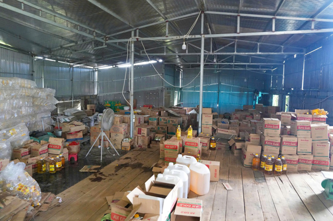 Bên trong xưởng sản xuất dầu ăn giả của Công ty TNHH thương mại An Thịnh Food. Ảnh: Công an cung cấp