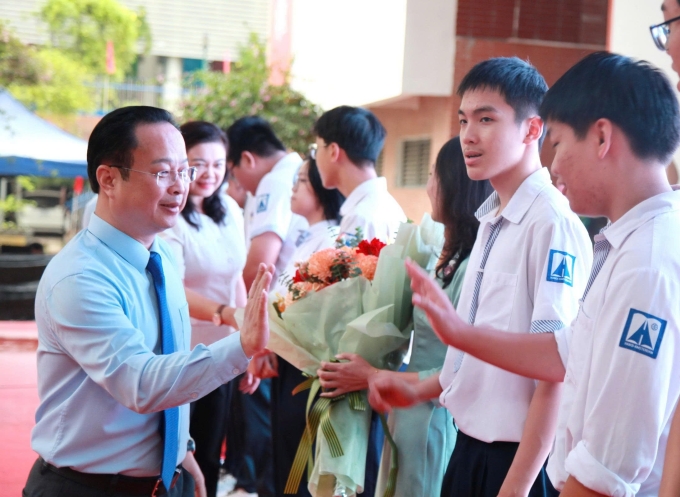 Ông Cương gặp gỡ và động viên học sinh trong đội tuyển thi quốc gia, sáng 14/10. Ảnh: Vân Anh