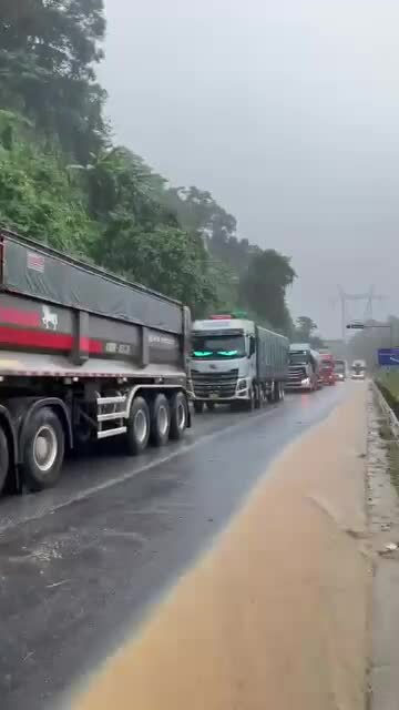 Đèo Lò Xo sạt lở do mưa lớn