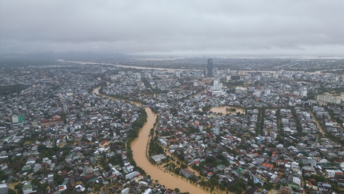 Trung tâm TP Huế nhiều nơi vẫn ngập lụt. Ảnh: Võ Thạnh