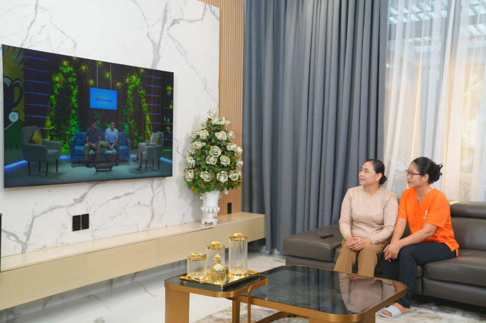 Một nhân viên home care chăm sóc tại nhà cho người cao tuổi. Ảnh: