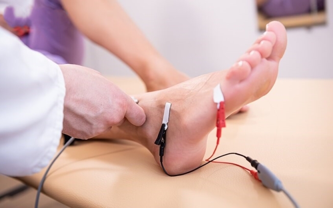 Đo điện cơ chân để đánh giá chức năng của cơ và thần kinh. Ảnh: Bệnh viện Đa khoa Tâm Anh