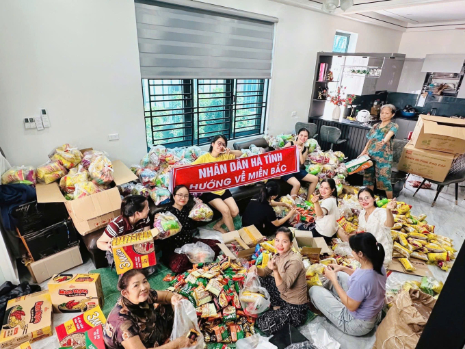 Người dân Hà Tĩnh chung tay đóng đồ gửi cho bà con miền Bắc, tháng 10/2025.