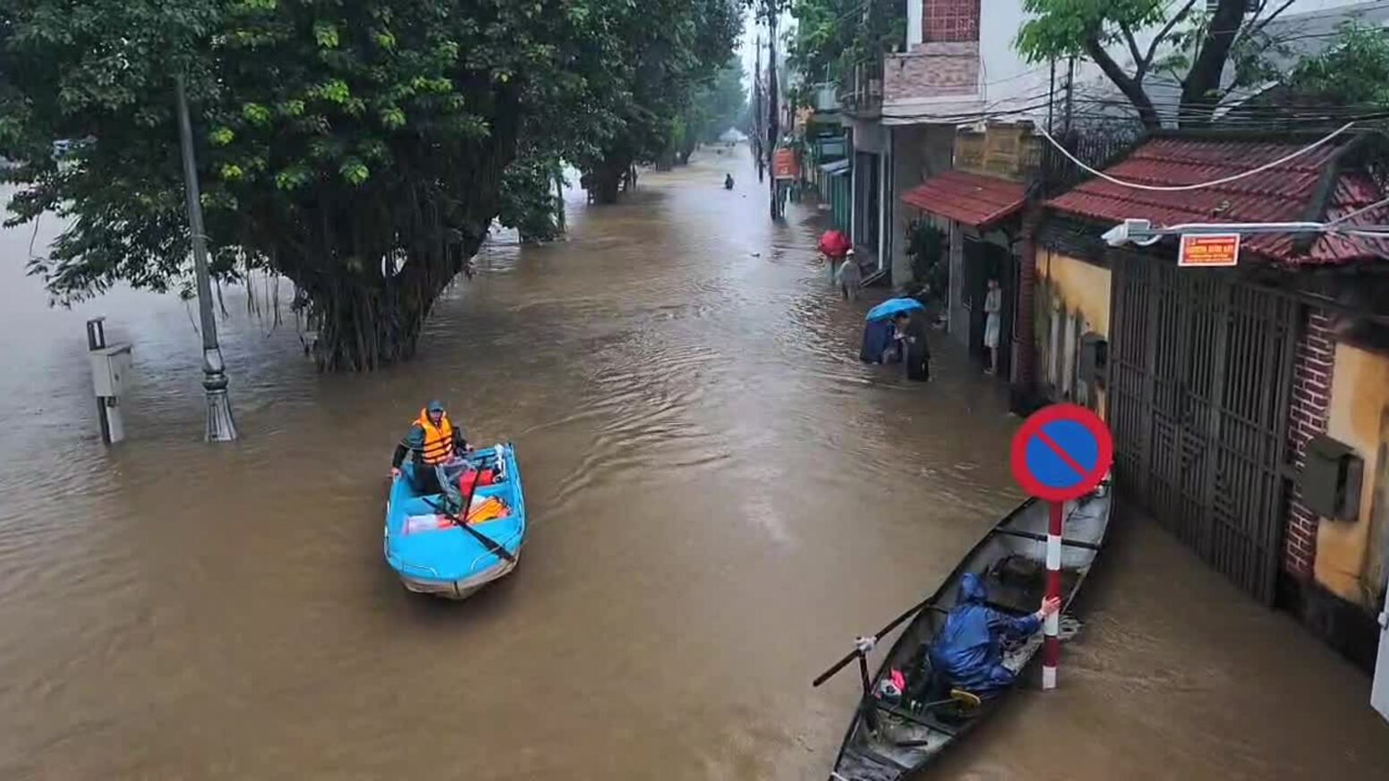 Đô thị Huế bị nước lũ bủa vây