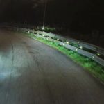 Vượt ẩu: Xe bán tải suýt bị kẹp giữa hai xe tải