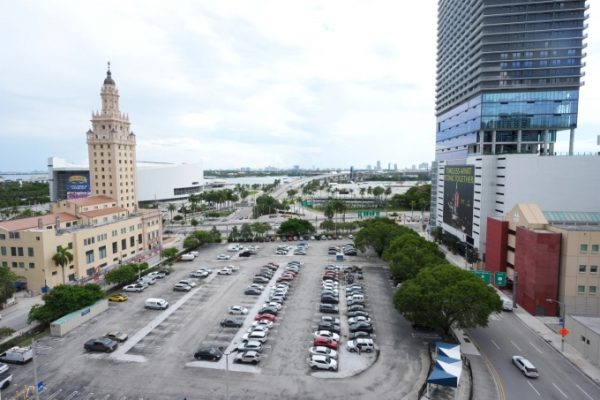 Florida: Phản đối cấp đất xây thư viện Tổng thống Trump