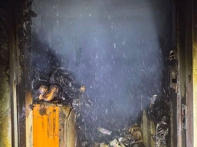 At approximately 5:35 a.m. on the 20th, a fire broke out in a five-story multi-family home in Gwol-dong, Osan City. [Provided by Gyeonggi Provincial