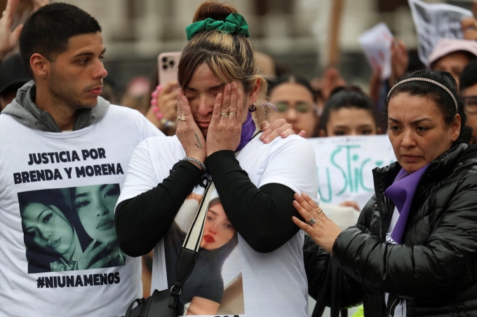 Gia đình nạn nhân tham gia biểu tình kêu gọi công lý ở Buenos Aires, Argentina, ngày 27/9. Ảnh: Reuters