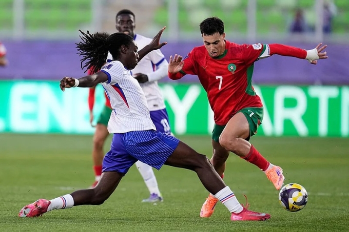 Tiền đạo Othmane Maamma đi bóng qua hậu vệ Pháp trong trận bán kết U20 World Cup 2025. Ảnh: AFP