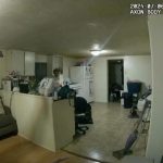 Gọi 911: Chủ nhà cầm nồi nước sôi bị cảnh sát bắn chết