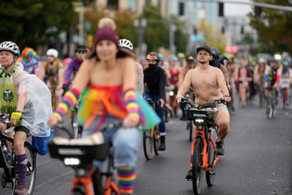 Biểu tình khỏa thân ở Portland phản đối Trump