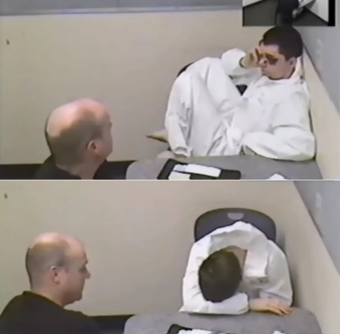 Ryan Waller có bên mắt trái bầm tím, kêu đau đầu, gục xuống bàn trong buổi thẩm vấn. Ảnh: Unilad