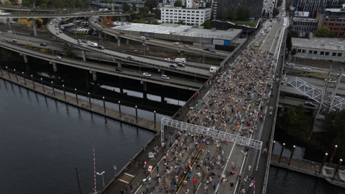 Người biểu tình nằm khỏa thân cùng xe đạp trên cầu Burnside ở Portland, Mỹ, ngày 12/10. Ảnh: AP