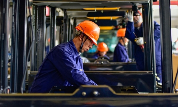 Công nhân lắp ráp cabin cho máy xúc tại một nhà máy ở thành phố Thanh Châu, tỉnh Sơn Đông, Trung Quốc, tháng 10/2024. Ảnh: AFP