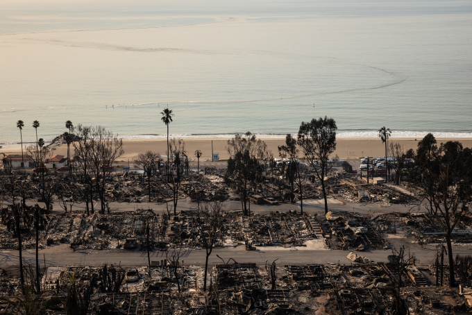 Những ngôi nhà bị phá hủy trong đám cháy Palisades ở hạt Los Angeles ngày 10/1. Ảnh: AFP