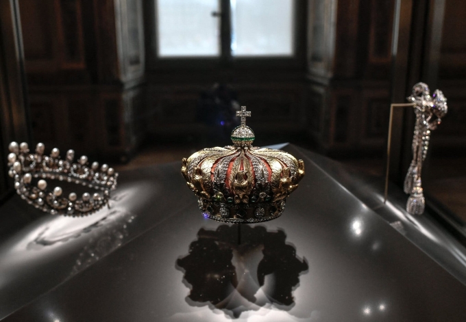 Chiếc vương miện mà nhóm cướp đã đánh rơi trong lúc tẩu thoát khỏi bảo tàng Louvre hôm 19/10. Ảnh: AFP