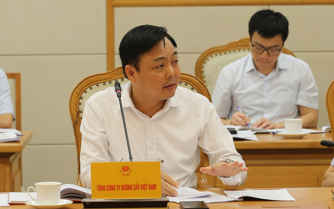 Tổng giám đốc Tổng công ty Đường sắt Việt Nam Hoàng Gia Khánh nêu kiến nghị tại cuộc họp, ngày 16/10. Ảnh: VGP