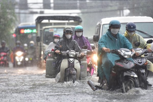 Mắc mưa bị lạnh: Vì sao dễ bị ho?