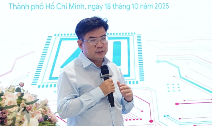 Ông Trần Phúc Hồng, Phó tổng giám đốc Tập đoàn công nghệ TMA, nêu đề xuất tại hội nghị, ngày 18/10. Ảnh: HCMUT