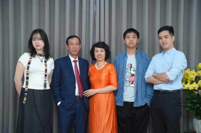 Minh (thứ hai từ phải sang) cùng gia đình. Ảnh: Nhân vật cung cấp