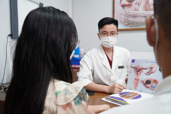 Ngâm chân “ấm tử cung” tăng khả năng đậu thai? Sự thật