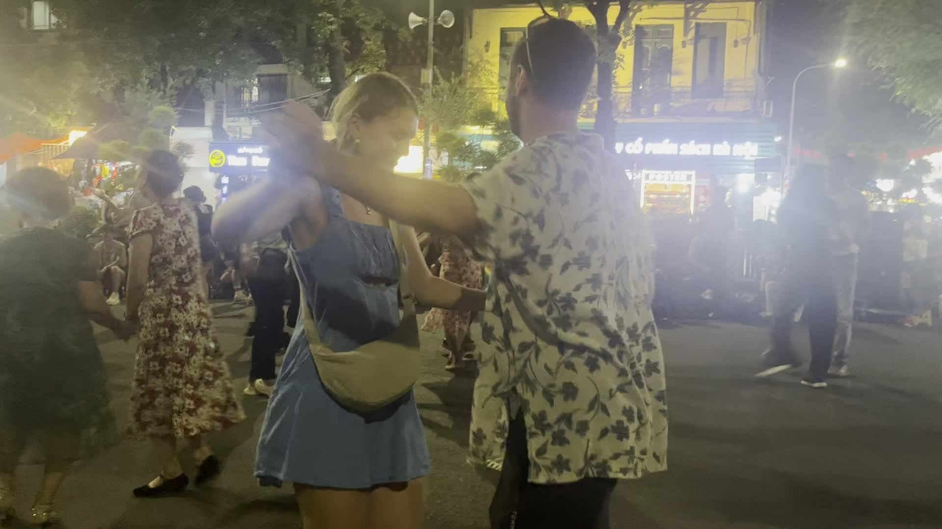 Du khách Mỹ khiêu vũ cùng người dân ở khu vực Hồ Gươm