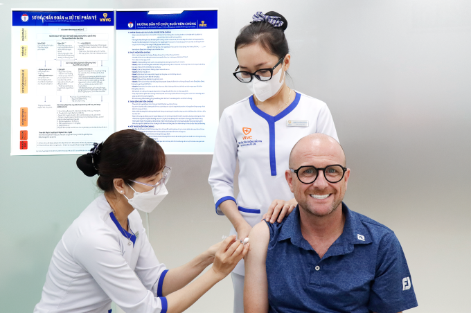Ông Miall tiêm phòng vaccine cúm tại VNVCCantavil An Phú. Ảnh: Bình An
