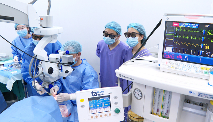 PGS Hiệp phẫu thuật ghép giác mạc cho bệnh nhân. Ảnh: BVĐK Tâm Anh