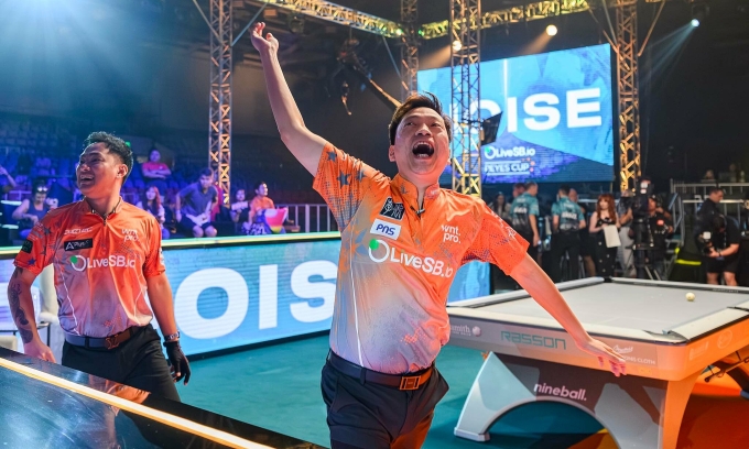 Dương Quốc Hoàng (phải) và Johann Chua mừng sau trận thắng Fedor Gorst và Skyler Woodward ở ngày thi đầu tiên 16/10, Reyes Cup 2025 tại thành phố Manila, Philippines. Ảnh: Matchroom