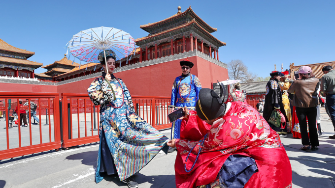 Khách nước ngoài chụp ảnh ở Tử Cấm Thành. Ảnh: China Daily
