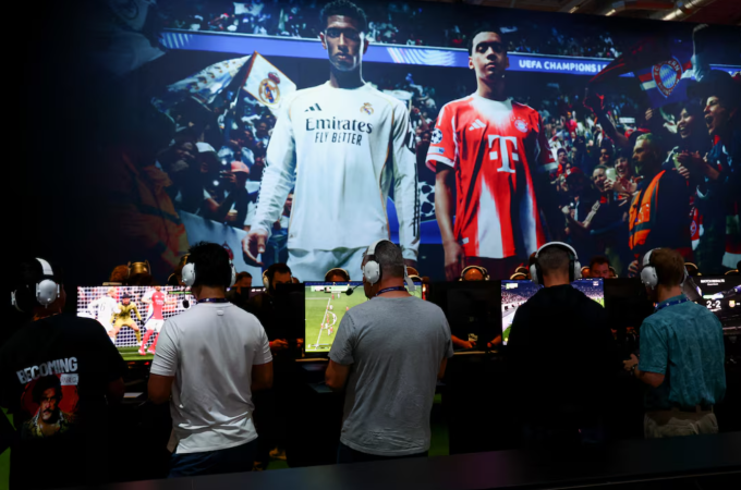 Những người chơi EA Sports FC 26 trong Gamescom 2025 - sự kiện của ngành công nghiệp máy tính và trò chơi điện tử, tại Cologne, Đức ngày 20/8/2025. Ảnh: Reuters