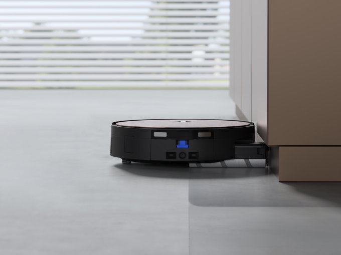 Con lăn có khả năng mở rộng linh hoạt 1,5 cm và hai bánh cao su mềm ôm sát tường, giúp robot di chuyển sát mép và làm sạch các góc hiệu quả. Ảnh: Ecovacs