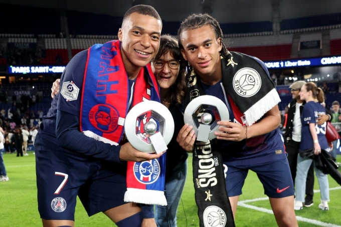 Bà Fayze cùng hai con trai mừng vô địch Ligue 1 thời Mbappe và Ethan còn ở PSG. Ảnh: AFP