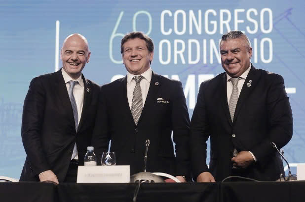 Chủ tịch FIFA Gianni Infantino (trái), Chủ tịch LĐBĐ Nam Mỹ Alejandro Dominguez (giữa) và Chủ tịch LĐBĐ Argentina Claudio Tapia (phải) trong một hội nghị bóng đá ở Buenos Aires, Argentina ngày 12/4/2018. Ảnh: AP