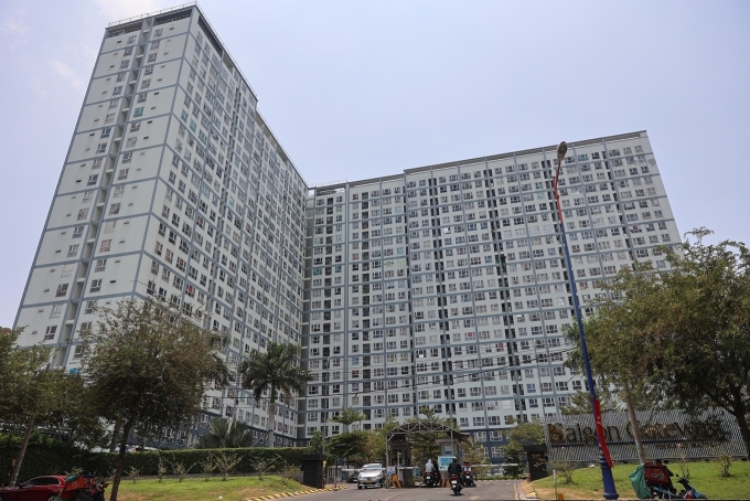 Lối cổng chính vào khu chung cư Saigon Gateway kết nối với đường Xa lộ Hà Nội. Ảnh: Như Quỳnh